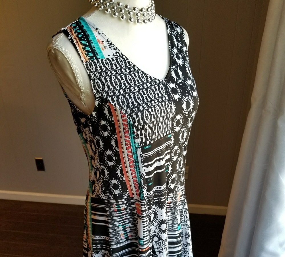 Sleeveless v neck dress - Picture 3 of 8